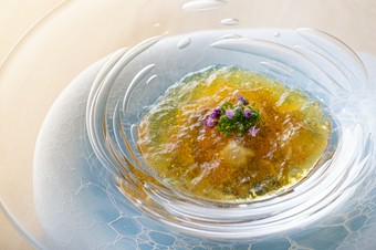 名店譲りのおいしさをブラッシュアップした『生うにとカリフラワーのムース コンソメゼリー寄せ』