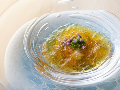 名店譲りのおいしさをブラッシュアップした『生うにとカリフラワーのムース コンソメゼリー寄せ』