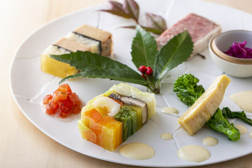 王道フレンチに欠かせないテリーヌを各種盛り付け、料理人としての矜持をも示した『八寸』