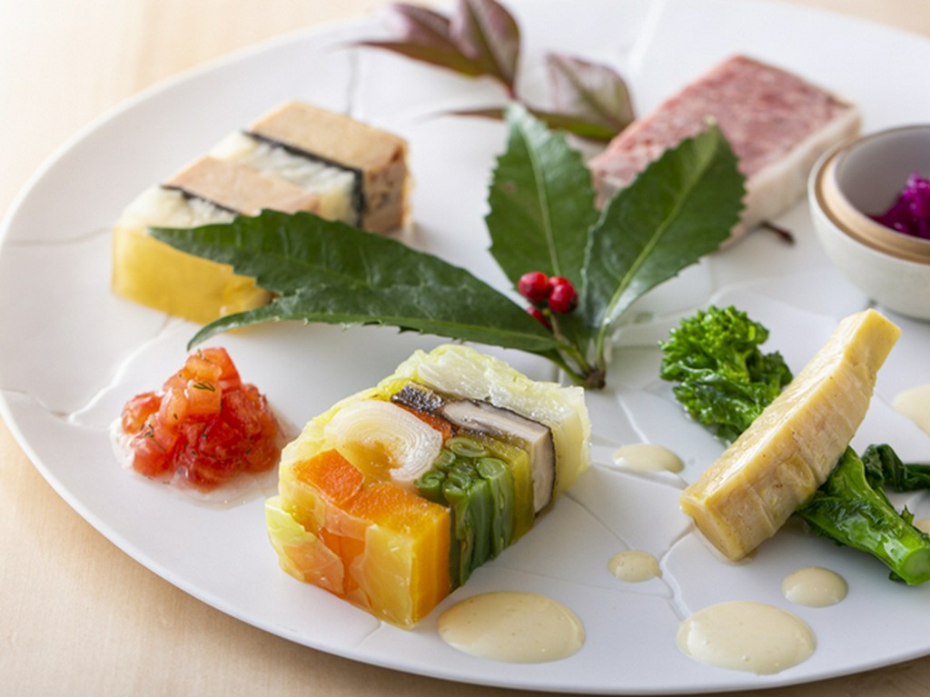 王道フレンチに欠かせないテリーヌを各種盛り付け、料理人としての矜持をも示した『八寸』