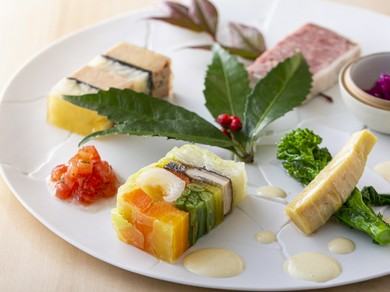 王道フレンチに欠かせないテリーヌを各種盛り付け、料理人としての矜持をも示した『八寸』