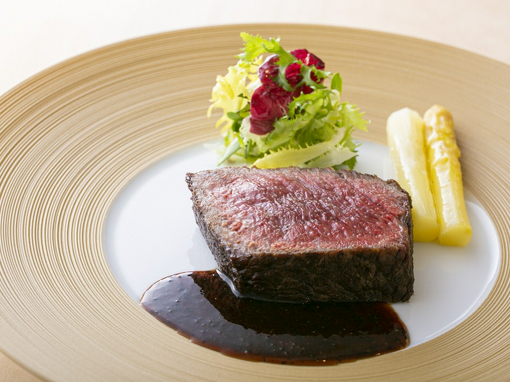 カウンターの目の前の炉で丁寧に焼き上げる『飛騨「飛び牛」ランプの炭火焼』