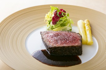 カウンターの目の前の炉で丁寧に焼き上げる『飛騨「飛び牛」ランプの炭火焼』