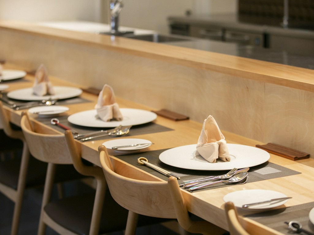 調理の様子が見え、料理人の思いも伝わるカウンターにこだわる