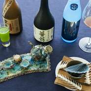 「カラカラ」と呼ばれる徳利と、小さなおちょこ「ちぶぐゎー」でいただく泡盛の古酒は、ヤギ汁と合わせて。また、ブダイの仲間で、沖縄の代表的な魚、イラブチャーを使ったひれ酒など、創意溢れる一杯に出会えます。