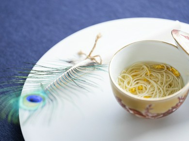 害鳥として駆除の対象になっている命を、貴重な“食財”として活かした『孔雀』