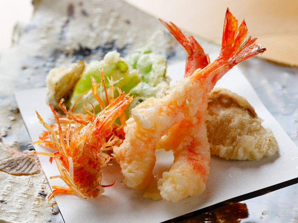 活きたまま仕入れる穴子や車海老のほか、珍しい野菜にも注目