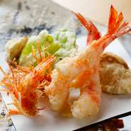 活きたまま仕入れる穴子や車海老のほか、珍しい野菜にも注目