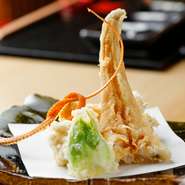 20品以上が盛り込まれた『天ぷらコース』は、ビジネスシーンにも最適。どの料理も完成度が高く、コストパフォーマンス抜群です。通常のコースのほか、予約限定の『天ぷら・田村牛コース』もあります。