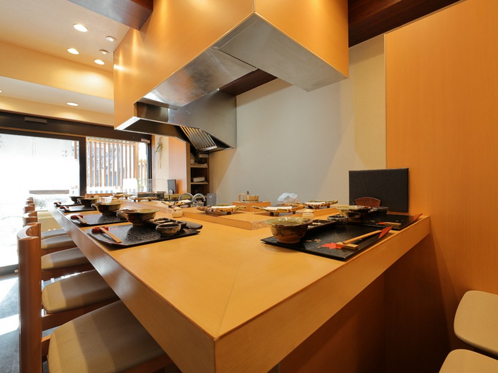 揚げたての天ぷらを味わいながら、大切な人と楽しいひととき