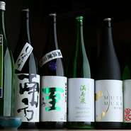 バーテンダーの経験もある川上氏が、純米吟醸や超辛口純米、うすにごりなど、6種類の日本酒をセレクト。季節の素材を使った小鉢と相性抜群です。このほか、クラフトビールや自然派ワインなども人気。