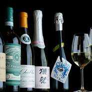 自然派ワインをはじめ、和食に合うワインを厳選。米の甘みを生かした獺祭のスパークリングも用意しています。1本2000円でワインの持ち込みも可能。年に3～４回、シャンパンの会も開催します。
