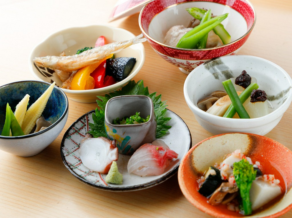 天ぷらの合間に供される、彩り豊かな小鉢各種