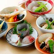 天ぷらの合間に供される、彩り豊かな小鉢各種