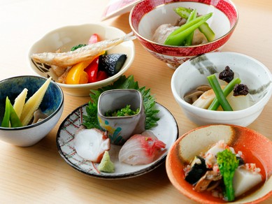 天ぷらの合間に供される、彩り豊かな小鉢各種