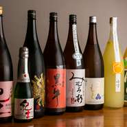 和歌山の地酒『紀土』をはじめ、料理と相性の良い食中酒中心のラインナップになっています。日本酒自体の特徴を味わってほしいと、香り高く、甘めのものはワイングラスで提供するなど、酒器へのこだわりも。