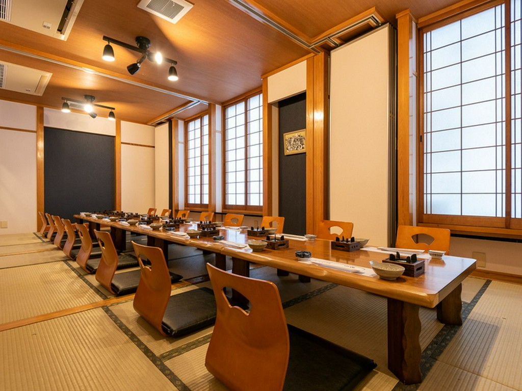 6名用の完全個室が4部屋。レイアウト変更で、25名用の大広間に