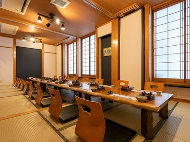 6名用の完全個室が4部屋。レイアウト変更で、25名用の大広間に