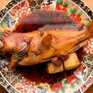 “幻の魚”とも呼ばれる、和歌山の地魚赤っぽ。脂ののった身は弾力があり、上品な味わいを楽しめるのが特長です。この店では注文のたびに水槽から揚げて捌き、煮付けのほか、要望に合わせた料理に対応してくれます。