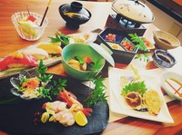 前菜・旬の造り5種盛り・季節の1品・小鍋・天ぷら・椀物・御飯・香物
＊＋800円で、小鍋を和牛サーロインに変更できます。
＊＋600円で、白御飯をにぎり寿司に変更できます。
＊＋400円で、デザートが付きます。