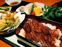 コースで使っているサーロインを贅沢に
丸1枚🍖🍖🍖
肉の火入れや🔥自家製タレにもこだわっており肉重の他に、天ぷら、茶碗蒸し、お吸い物
香物、ボリューム満点なサーロイン重となっております