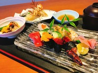 毎朝、市場に出向きその日獲れた🐟を選り
すぐり吟味しております。

✨旬のネタ7種類のにぎり✨
その他に、天ぷら、季節の焚き合わせ
だし巻き、お吸い物とお得なセットと
なっております🍣