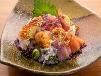 中トロ、生ウニ、いくら、鮑、有田の太刀魚や加太の鯛や鱧など全10種類
毎朝、市場に出向きその日に上がった🐟を
吟味しております。
茶碗蒸し、お吸い物、香物がセットに
和歌山の海の幸を是非お召し上がり下さい