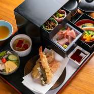 ランチの1番人気メニュー。特注のタンス型弁当BOXに、お造り、天ぷら、季節の炊き合わせ、小鉢、サラダ、を詰め込んだ【一富士】の顔となる逸品です。