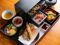創業から名物！
ランチで人気のタンス型弁当BOX✨
引き出しの中に月変わりの
お造り、小鉢4種類、季節の炊き合わせ
天ぷら、旬の一品、茶碗蒸し、お吸い物
ご飯、香物
種類も豊富で華やかなお弁当となっております