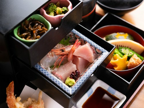 タンス型の弁当に、趣向を凝らした逸品が詰まった『一富士弁当』