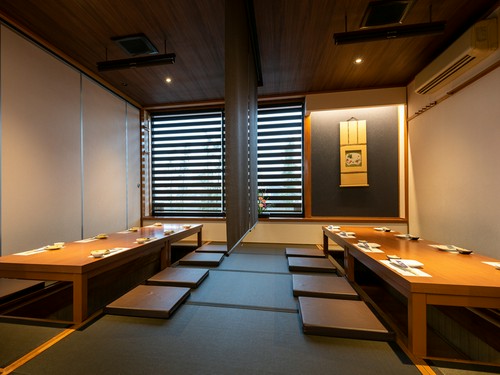 ロールスクリーンやテーブルの配置次第で、あらゆるシーンに対応