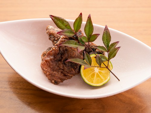 和歌山太地町の専門店から仕入れる鯨の赤身を、竜田揚げに