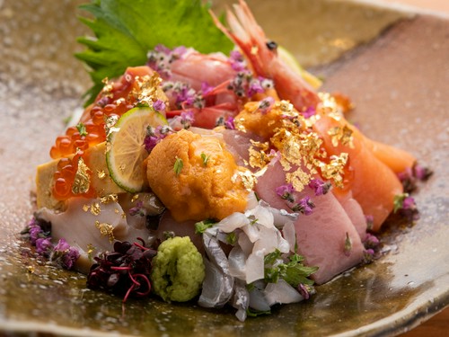 金箔があしらわれ、贅沢な気分を味わえる『特上海鮮丼』