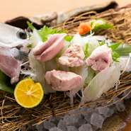 和歌山では“はげ”と呼ばれるカワハギの造り。市場で仕入れた後は店の水槽で泳がせ、注文を受けてから捌いて提供してくれます。造りの上には、肝をのせて。新鮮な肝の旨さを味わってもらいたいからだそうです。