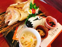 赤ちゃんの百日までの成長を祝い
「一生食べ物に困らない様に」と願う日本古来の儀式です。

内容
＊鯛姿焼き
＊赤飯
＊焚き合わせ
＊酢の物
＊煮物

※テイクアウトも可能です。
