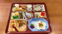 ＊中学生や高校生ぐらいのお子様におすすめのボリューム満点のお弁当となっております。

＊ハンバーグ、海老フライ、唐揚げ、ヘレカツ　玉子焼き、ポテト、ナゲット、ゼリーなどが　入っております。
