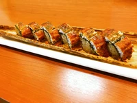 愛知県産のうなぎをしっかりと焼き上げ
酢飯にはうなぎの骨をこんがり焼き、焚き上げた自家製タレをブレンドしております！