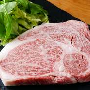 地産地消にこだわった一品。和歌山県が誇る「熊野牛」を贅沢に焼き上げたサーロインステーキは、口に入れるとお肉の旨みとジューシーさをいっぺんに味わえます。
