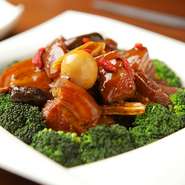 口の中に入れると、ジューシーな豚バラ肉が柔らかくホロホロととろけていくほど。茸や野菜と合わせてじっくり煮込むことで、野菜の甘みが加わり味に奥行きが生まれています。