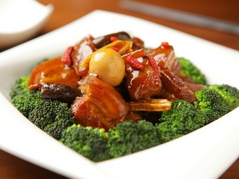 甘辛く濃厚なおいしさ『皮付き豚バラ肉の柔らか煮』