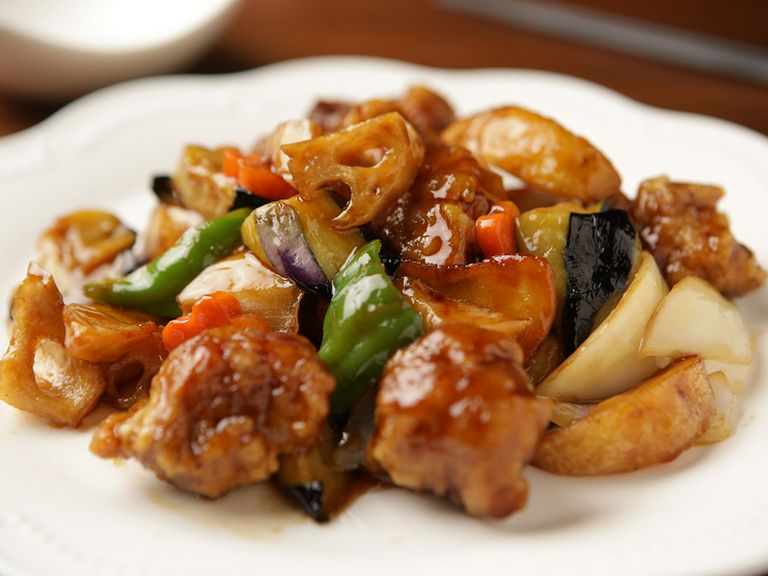 黒酢を使い、コク深く仕上げた『根菜入り黒酢酢豚』