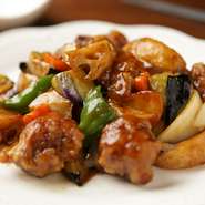 食感を残すため、大きめにカットされた根菜や豚肉。蓮根、人参、じゃが芋など野菜による歯触りの違いも楽しめます。黒酢あんを、肉にも野菜にもたっぷり絡めながらいただきます。