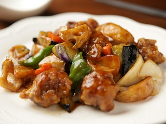 黒酢を使い、コク深く仕上げた『根菜入り黒酢酢豚』