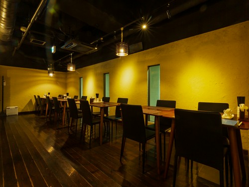 シックで落ち着いた雰囲気の店内