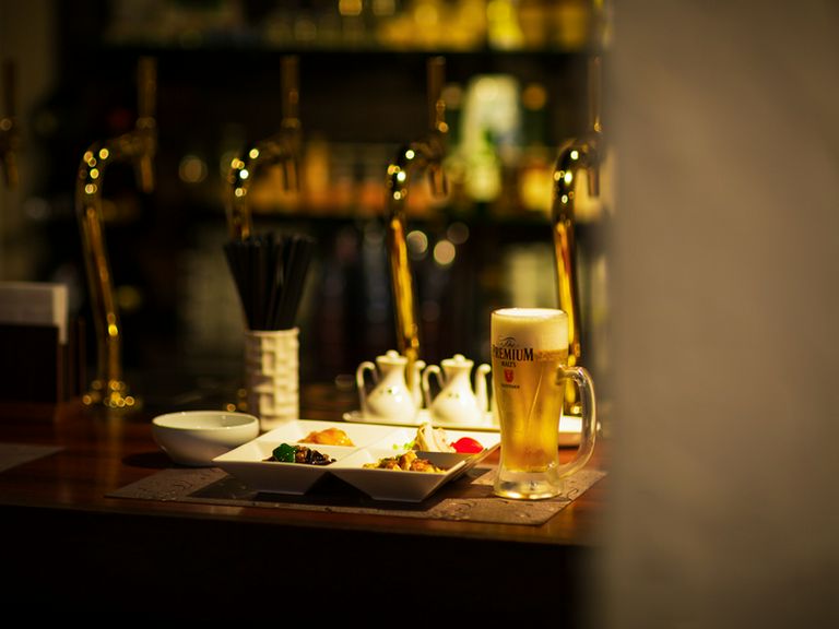 カウンター席で気軽に食事を
