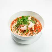 タイの代表的なスープのトムヤムクンに麺がはいってます