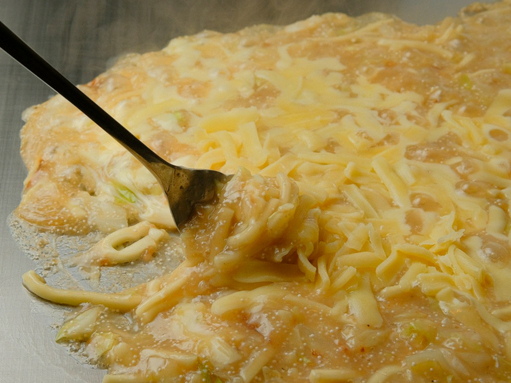 もちもちの太麺も一緒に味わえる『明太子チーズ もんじゃ焼き』