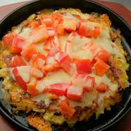 キャベツたっぷりの豚玉に、フレッシュなトマトとミックスチーズをたっぷりと。カラフルなビジュアルが食欲をそそる、女性に大人気の一品です。