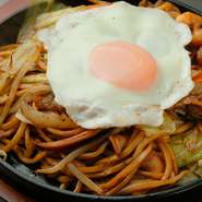 豚肉、牛肉、イカ、海老、キャベツ、モヤシ、人参、トッピングには大きな半熟の目玉焼き。試行錯誤を重ねた太麺に秘伝の自家製ソースの甘辛さがたまらない、ミックス焼きそばの進化バージョンです。