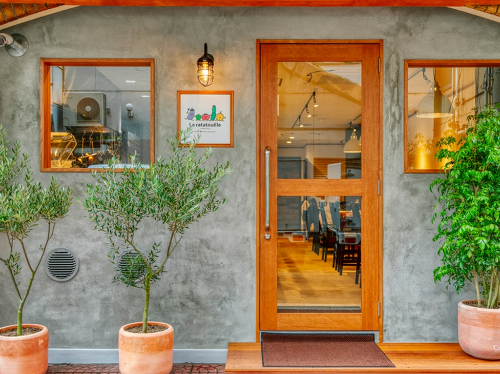 初めてでも入りやすい、温かみのあるアットホームな外観